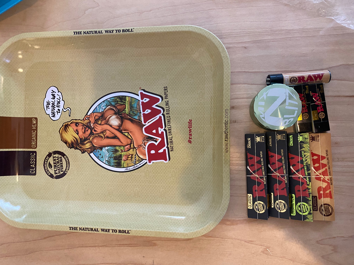 RAW rolling trays & smoke bundle.